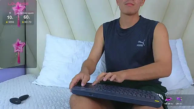 Snapshot of Hotboy21_ chatting on November 13, 3:49 am Hotboy21 online show from November 13, 3:49 am