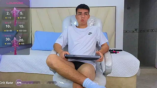 Snapshot of Hotboy21_ chatting on November 19, 3:39 am Hotboy21 online show from November 19, 3:39 am