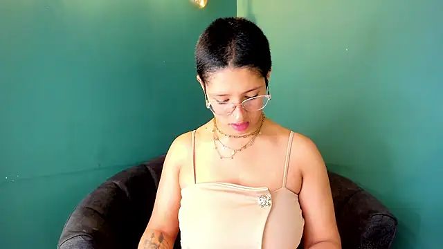 Snapshot of Elaine87_ chatting on October 12, 12:15 pm Elaine87 online show from October 12, 12:15 pm