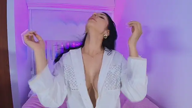 ArianaReynoldss online show from November 5, 10:10 pm