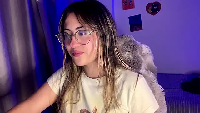 Snapshot of emma__bell_ chatting on October 23, 10:52 pm emma  bell  online show from October 23, 10:52 pm