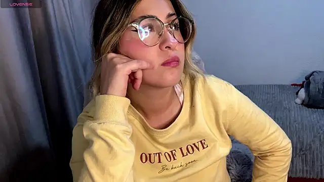 Snapshot of emma__bell_ chatting on November 3, 11:04 pm emma bell online show from November 3, 11:04 pm