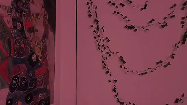 Snapshot of secret_princess chatting on October 31, 10:33 pm secret princess online show from October 31, 10:33 pm