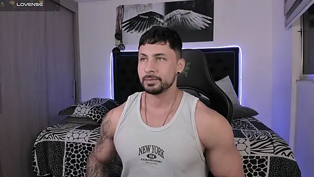 Snapshot of santi_aesthetic chatting on August 6, 1:29 am santi aesthetic online show from August 6, 1:29 am