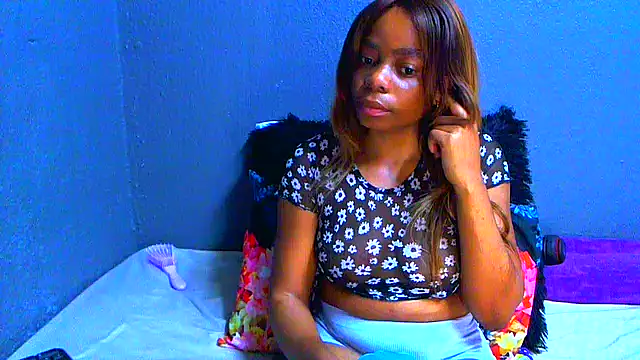 Snapshot of SMALLBOOBSXX chatting on June 12, 5:39 am SMALLBOOBSXX online show from June 12, 5:39 am