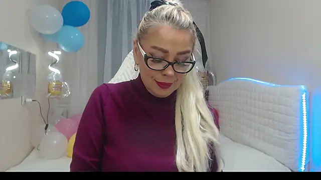 Snapshot of KatrinaCharm chatting on October 9, 6:44 am KatrinaCharm online show from October 9, 6:44 am