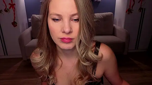 Snapshot of MelanieBennett chatting on February 15, 6:10 am MelanieBennett online show from February 15, 6:10 am