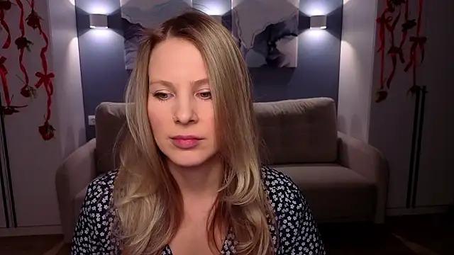 Snapshot of MelanieBennett chatting on February 18, 6:09 am MelanieBennett online show from February 18, 6:09 am