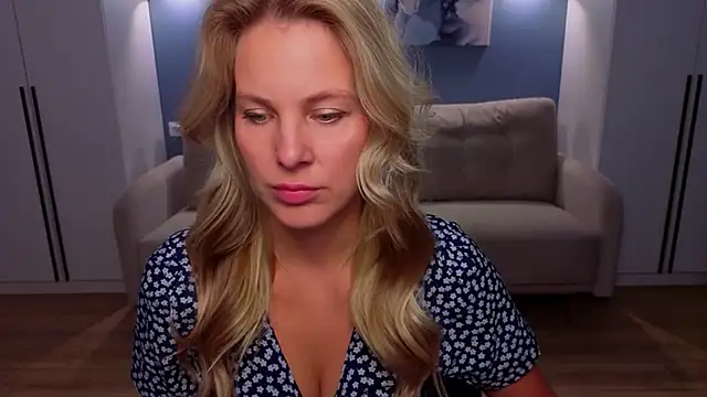 MelanieBennett online show from June 25, 6:51 am