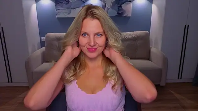 MelanieBennett online show from July 13, 8:17 am