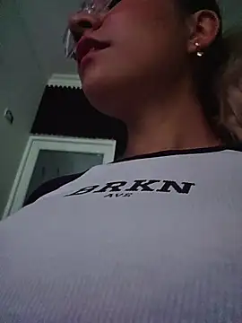 Snapshot of Pretty_roxxyy chatting on June 27, 11:15 am Pretty roxxyy online show from June 27, 11:15 am