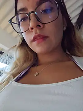 Snapshot of Pretty_roxxyy chatting on July 18, 11:47 am Pretty roxxyy online show from July 18, 11:47 am