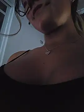 Snapshot of Pretty_roxxyy chatting on July 21, 11:23 am Pretty roxxyy online show from July 21, 11:23 am