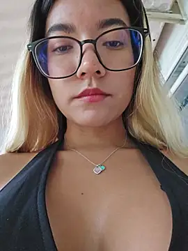 Snapshot of Pretty_roxxyy chatting on August 1, 11:42 am Pretty roxxyy online show from August 1, 11:42 am