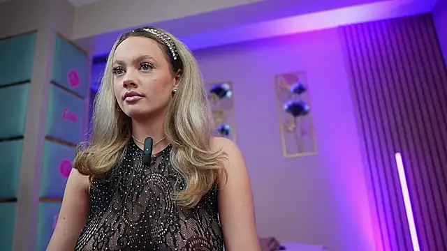 SabrinaJade online show from May 2, 4:39 am