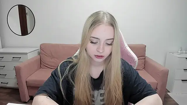 Snapshot of mistress_lain chatting on August 3, 1:04 am mistress lain online show from August 3, 1:04 am