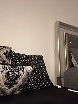 Snapshot of RoyalQueen2u chatting on October 7, 1:36 am RoyalQueen2u online show from October 7, 1:36 am