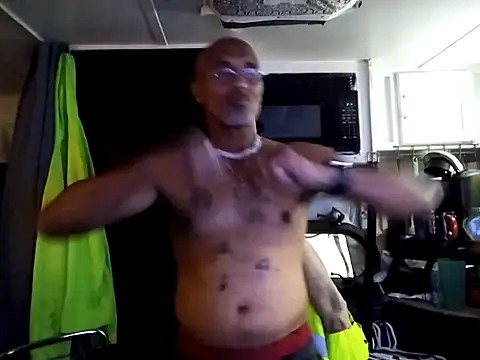 Snapshot of badboy2u2025 chatting on December 3, 3:47 am badboy2u2025 online show from December 3, 3:47 am