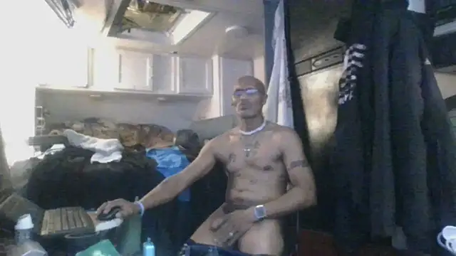 Snapshot of badboy2u2025 chatting on December 19, 2:18 am badboy2u2025 online show from December 19, 2:18 am