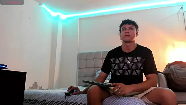 Snapshot of Santy_Stump chatting on October 16, 8:54 pm Santy Stump online show from October 16, 8:54 pm