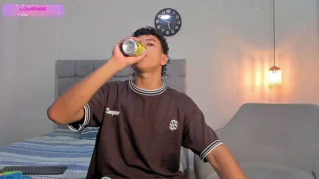 Snapshot of Santy_Stump chatting on October 18, 11:16 pm Santy Stump online show from October 18, 11:16 pm