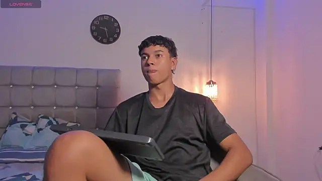 Snapshot of Santy_Stump chatting on November 2, 9:06 pm Santy Stump online show from November 2, 9:06 pm