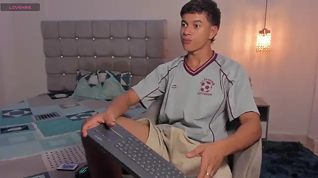 Snapshot of Santy_Stump chatting on November 13, 9:03 pm Santy Stump online show from November 13, 9:03 pm