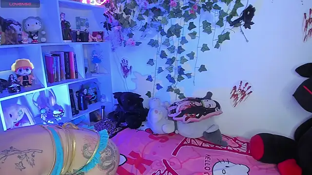 sarahminage  online show from November 11, 5:57 pm