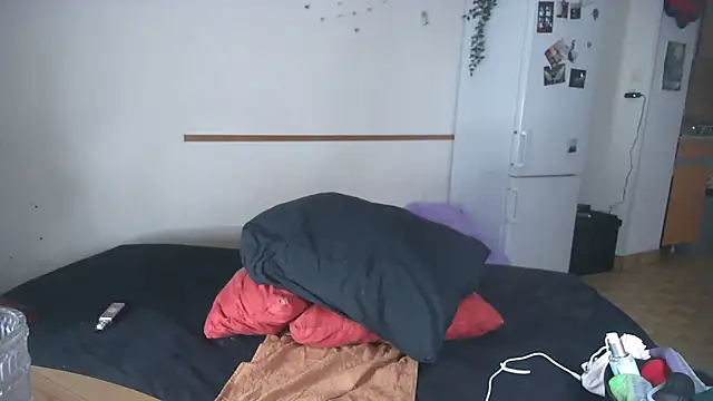 Snapshot of Violett3333 chatting on March 18, 7:06 pm Violett3333 online show from March 18, 7:06 pm