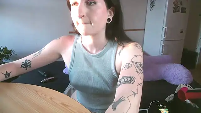 Snapshot of Violett3333 chatting on March 21, 5:38 pm Violett3333 online show from March 21, 5:38 pm