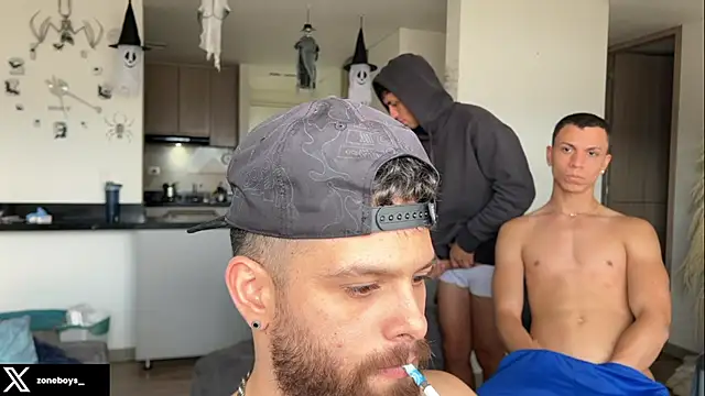 Snapshot of zoneboys chatting on October 25, 8:36 pm zoneboys online show from October 25, 8:36 pm