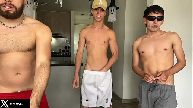 Snapshot of zoneboys chatting on October 29, 9:38 pm zoneboys online show from October 29, 9:38 pm