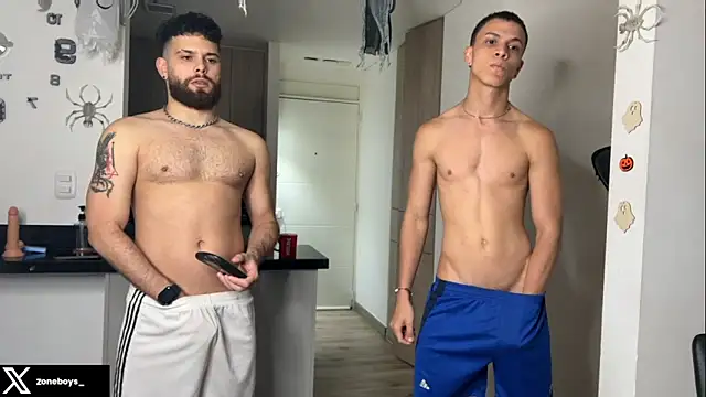 Snapshot of zoneboys chatting on October 30, 10:43 pm zoneboys online show from October 30, 10:43 pm