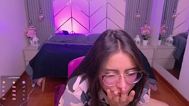 alesiamoore online show from July 1, 3:34 pm