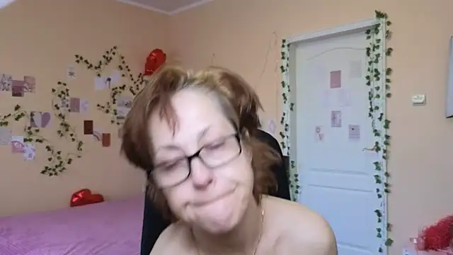 Snapshot of Ronda_Roni chatting on April 11, 11:25 am Ronda Roni online show from April 11, 11:25 am