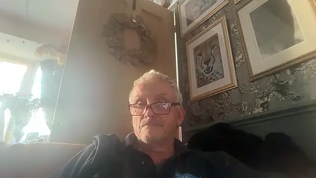 Snapshot of poggles chatting on May 28, 7:11 pm poggles online show from May 28, 7:11 pm