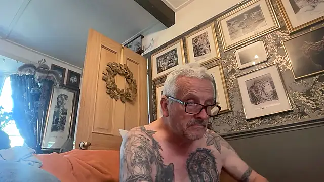 Snapshot of poggles chatting on July 20, 1:24 pm poggles online show from July 20, 1:24 pm