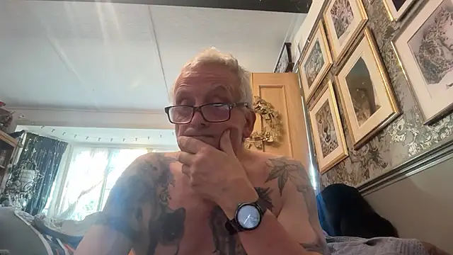 Snapshot of poggles chatting on July 24, 6:50 pm poggles online show from July 24, 6:50 pm