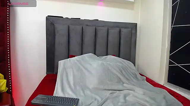 Snapshot of EmmaJhomson chatting on November 21, 8:07 pm EmmaJhomson online show from November 21, 8:07 pm