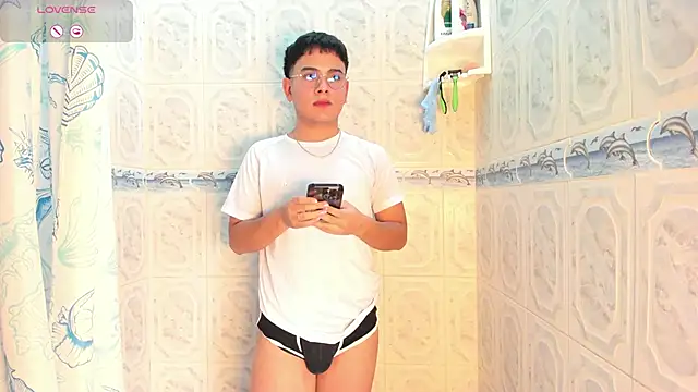 Snapshot of Young_Ben chatting on November 15, 6:04 pm Young Ben online show from November 15, 6:04 pm