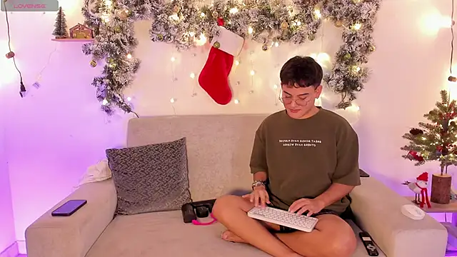 Snapshot of Young_Ben chatting on December 4, 12:31 am Young Ben online show from December 4, 12:31 am