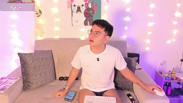 Snapshot of Young_Ben chatting on February 4, 1:50 pm Young Ben online show from February 4, 1:50 pm