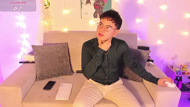 Snapshot of Young_Ben chatting on February 5, 8:35 pm Young Ben online show from February 5, 8:35 pm