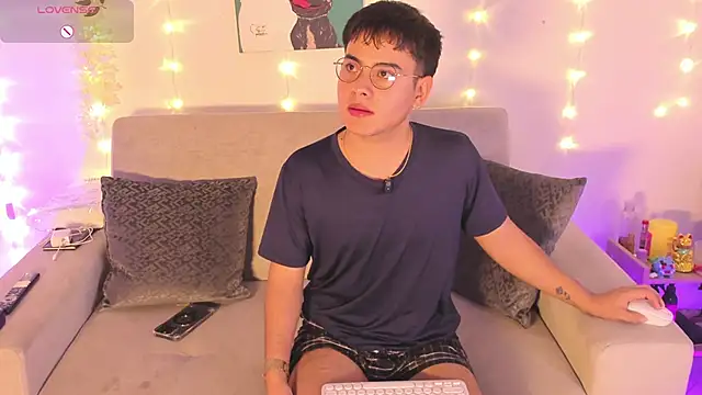 Snapshot of Young_Ben chatting on February 10, 12:42 pm Young Ben online show from February 10, 12:42 pm