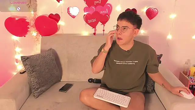 Snapshot of Young_Ben chatting on February 18, 12:17 am Young Ben online show from February 18, 12:17 am