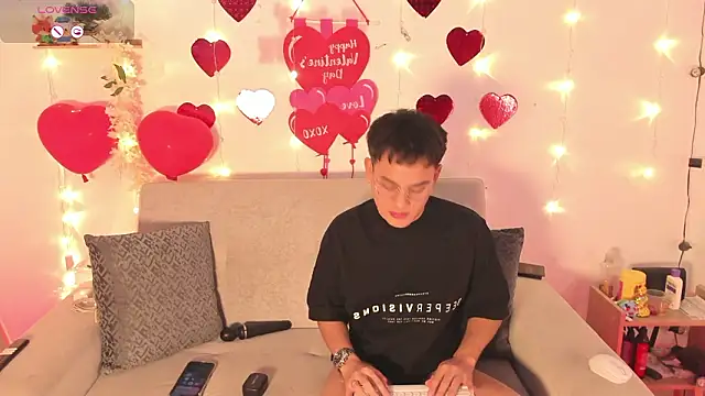 Snapshot of Young_Ben chatting on February 18, 11:55 pm Young Ben online show from February 18, 11:55 pm