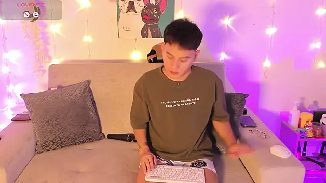 Snapshot of Young_Ben chatting on March 21, 10:57 pm Young Ben online show from March 21, 10:57 pm