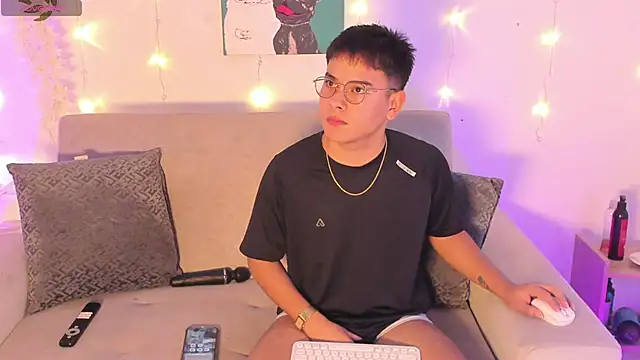 Snapshot of Young_Ben chatting on April 26, 1:14 am Young Ben online show from April 26, 1:14 am