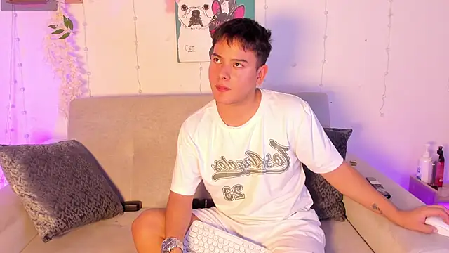 Snapshot of Young_Ben chatting on May 2, 5:34 am Young Ben online show from May 2, 5:34 am