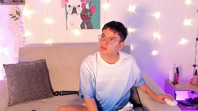 Snapshot of Young_Ben chatting on May 3, 3:23 am Young Ben online show from May 3, 3:23 am
